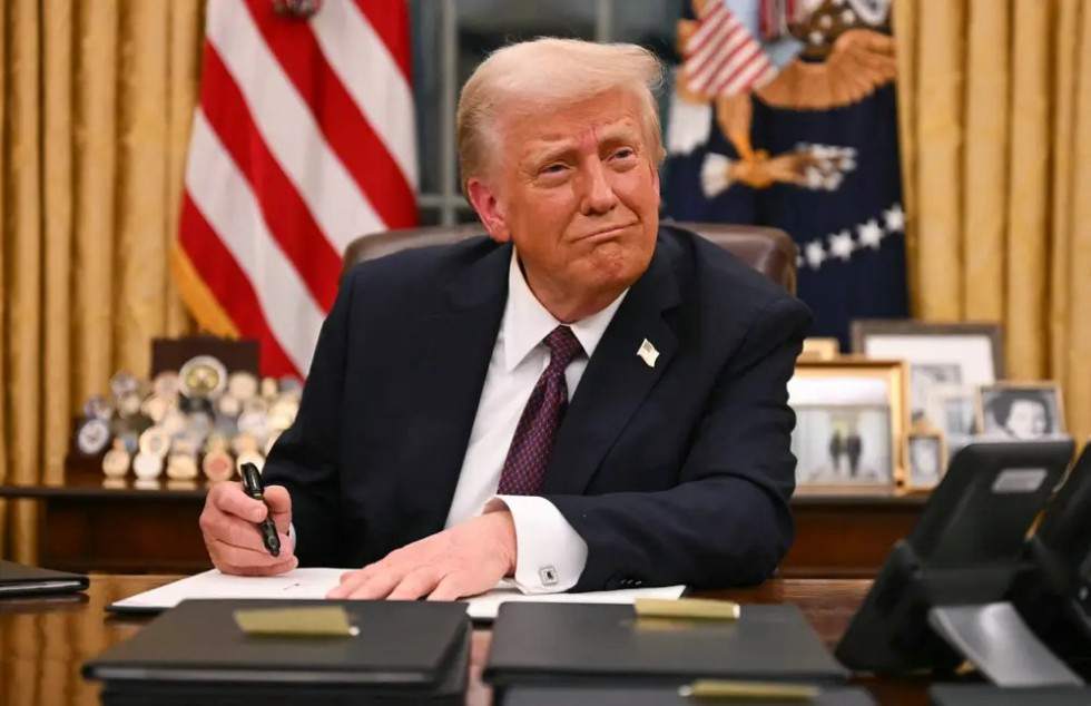 Trump Says Ships ‘Starting to Move’ Through Strait of Hormuz as Global Markets Watch Closely