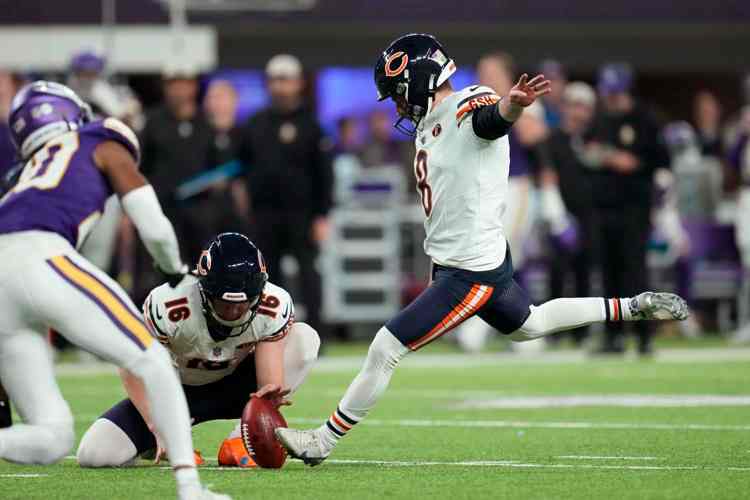 Bears outlast Vikings on late field goal in turnover-filled game