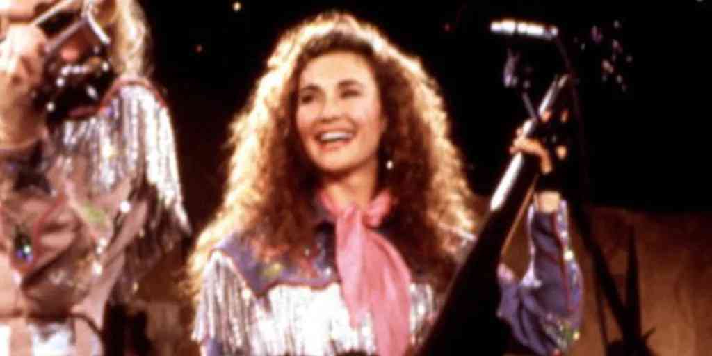 Laura Lynch, founding member of The Dixie Chicks, dies in car accident in Texas