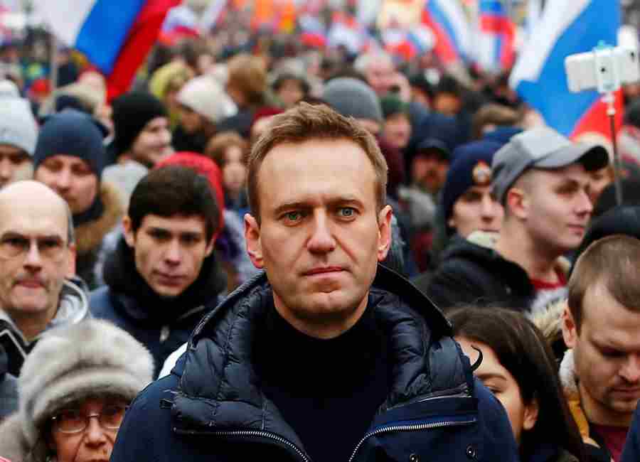 Navalny parents thank crowds for honoring him