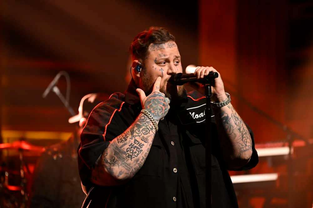 Watch Jelly Roll Premiere Rousing Single ‘Burning’ on ‘Kimmel’!