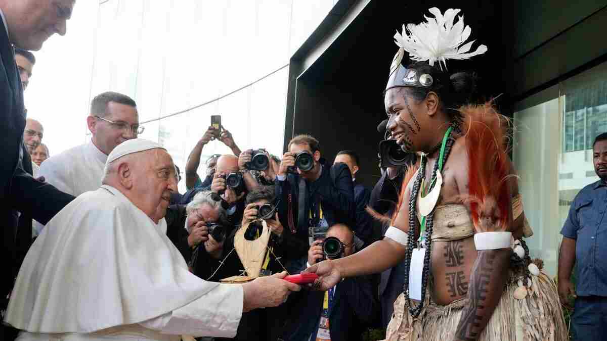 Pope Urges End to Decades of Tribal Conflict in Papua New Guinea